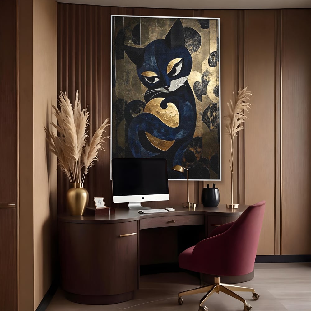 Tablou canvas cu tablou canvas cu pisica neagra si aurie, in rama de aluminiu argintiu, pe perete intr-un birou